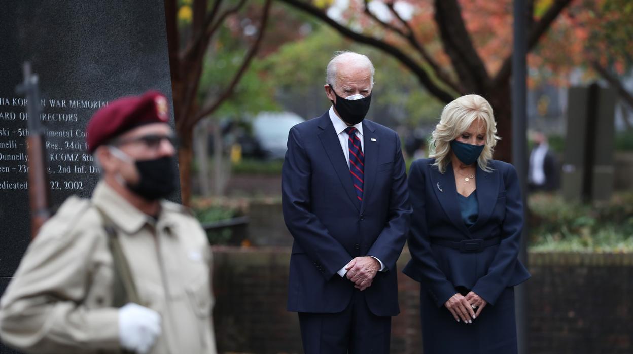 Joe y Jill Biden rinden tributo a los veteranos de guerra en Filadelfia