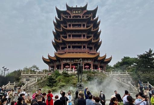 La Pagoda de la Grulla Amarilla, el monumento más famoso de Wuhan, vuelve a llenarse de turistas, la mayoría venidos de la misma provincia de Hubei