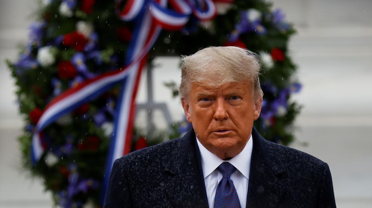 Donald Trump, bajo la lluvia durante una ceremonia en el cementerio de Arlington