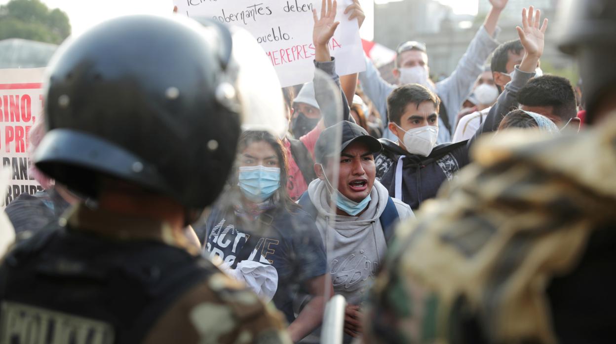 Jovenes protestan en Lima por la salida de Vizcarra de la presidencia