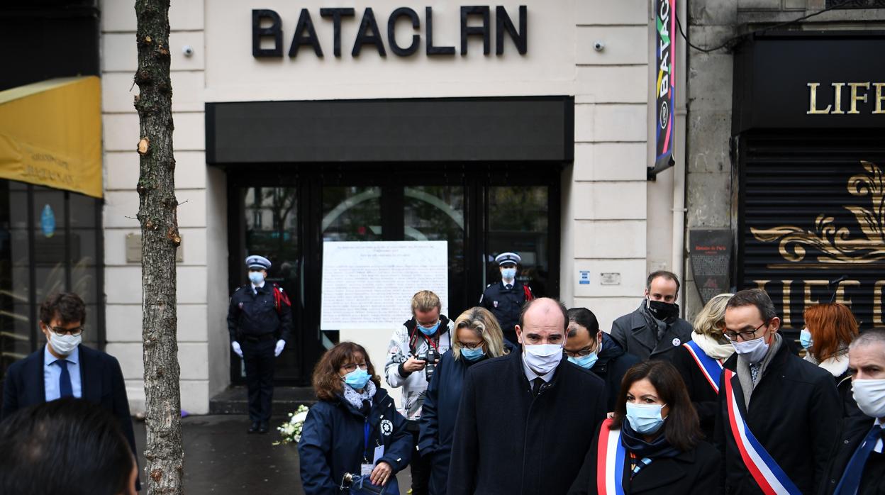 El primer ministro francés, Jean Castex, y la alcaldesa de París, Anne Hidalgo, ayer, rindiendo un tributo a las víctimas de la sala Bataclán asesinadas en 2015