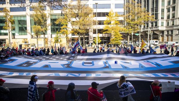 Decenas de miles de seguidores de Trump marchan en Washington clamando «no al fraude» electoral