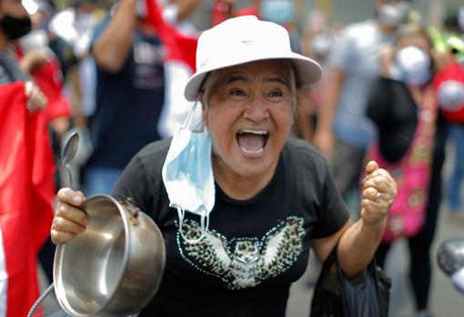 Cacerolazo celebrando la salida del presidente interino