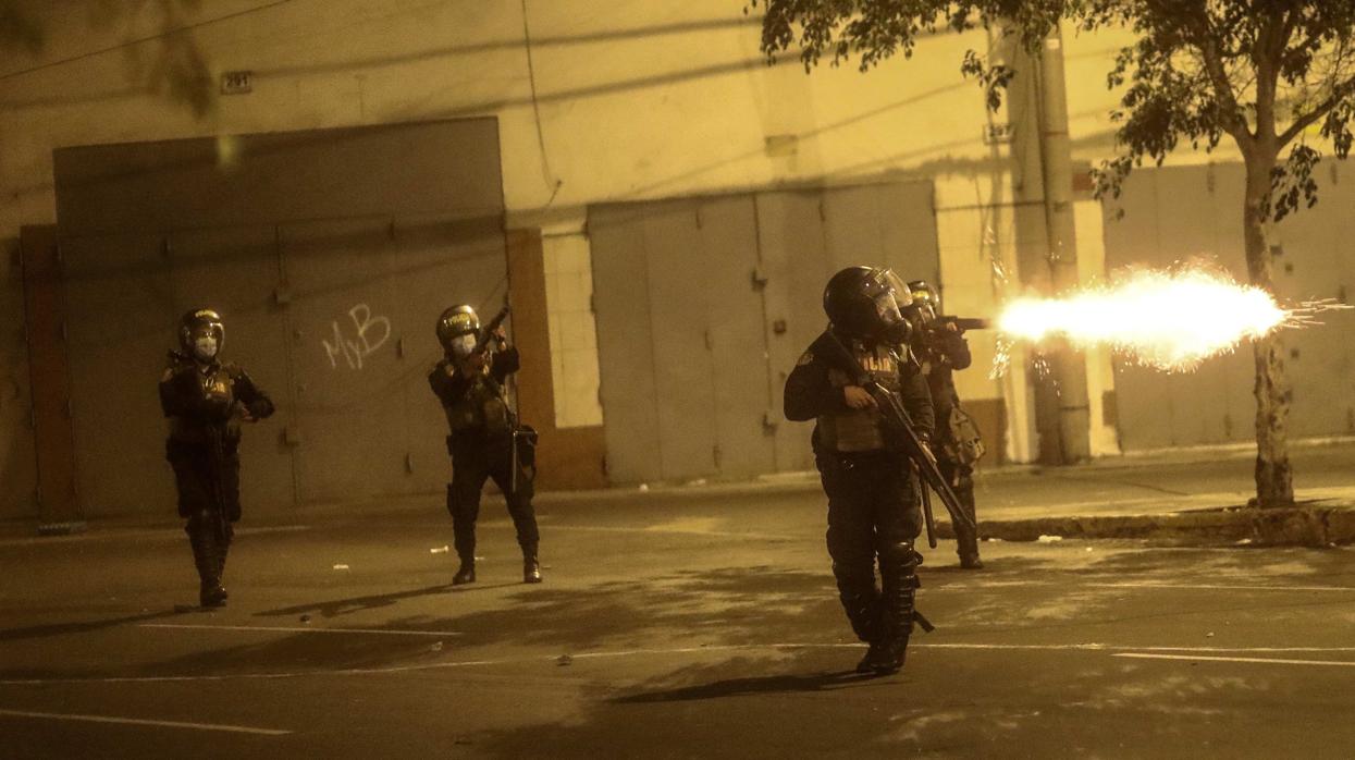 Agentes de policía repelen a manifestantes que protestan contra el el presidente interino, Manuel Merino, en Lima