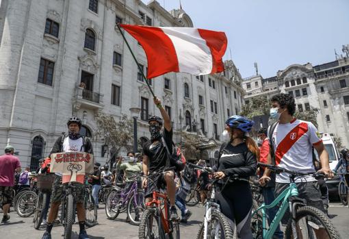 Ciudadanos celebran la renuncia este domingo de Merino a la presidencia de Perú