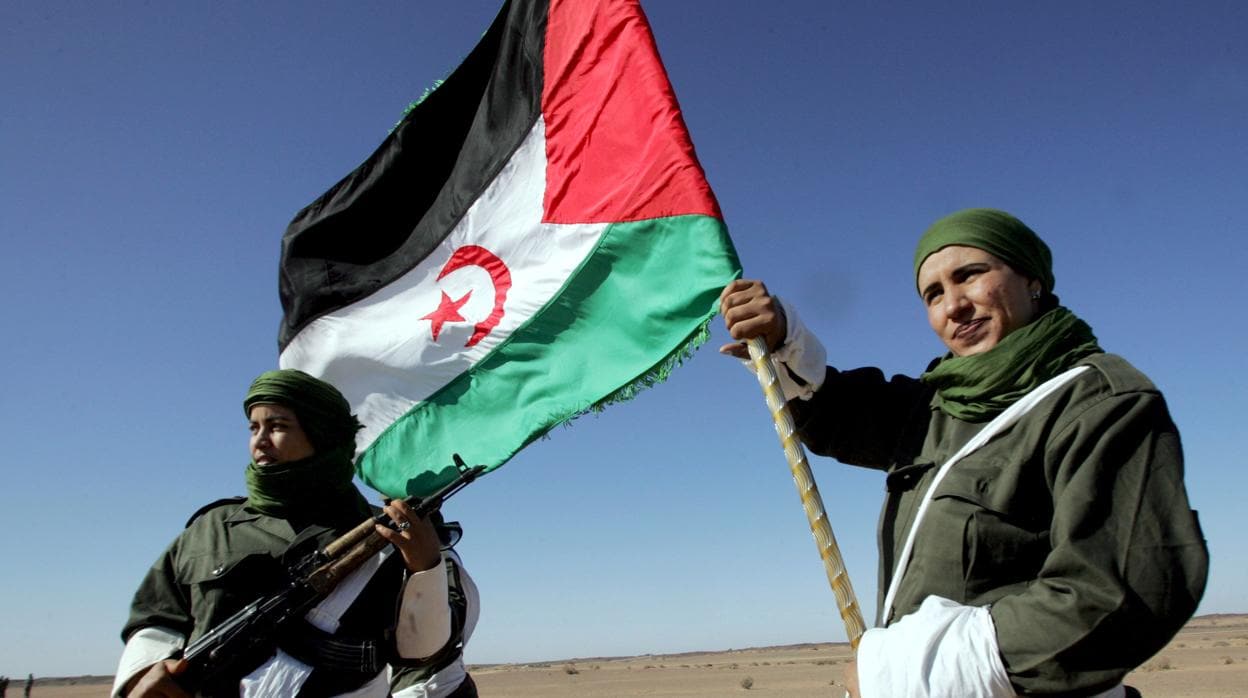 Una mujer porta una bandera de la República Árabe Democrática del Sáhara