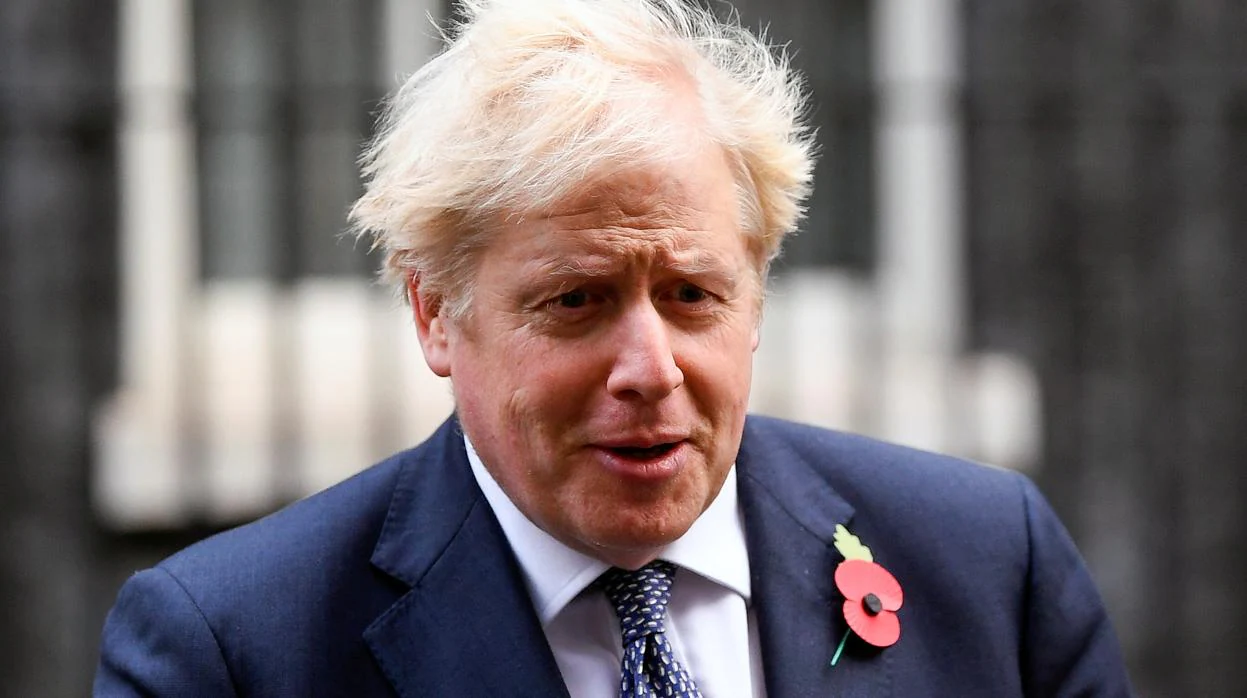 Johnson deja Downing Street para asistir a una reunión del gabinete en la Oficina de Relaciones Exteriores