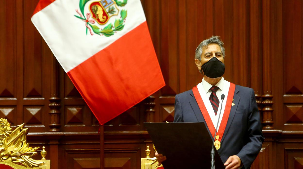 Francisco Sagasti juramentó ayer como el presidente de Perú, número 87