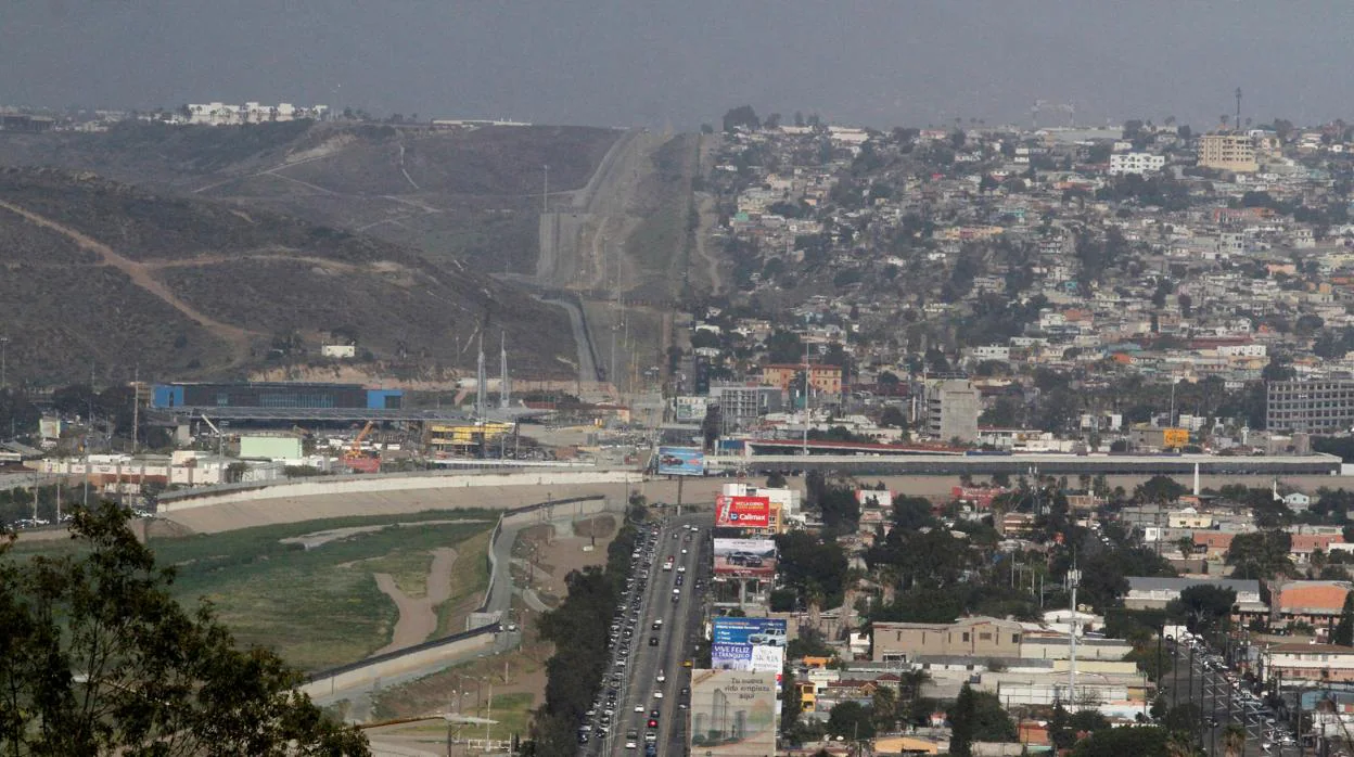 Imagen del muro fronterizo que separa San Diego, en EE.UU. (izquierda), y Tijuana, en México (derecha)