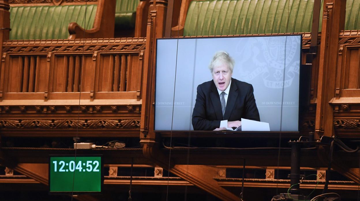 Una pantalla que muestra una imagen de Boris Johnson, mientras participa de forma remota en las preguntas semanales con el líder de la oposición