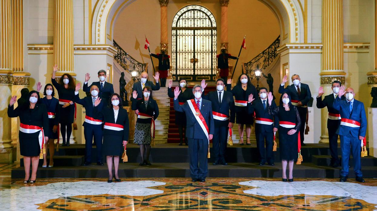 Los nuevos miembros del gabinete juramentados por el presidente Francisco Sagasti