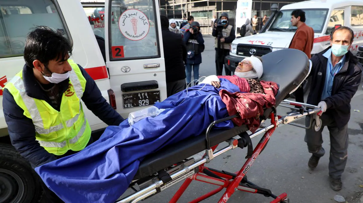 Una persona herida es llevada a un hospital en Kabul