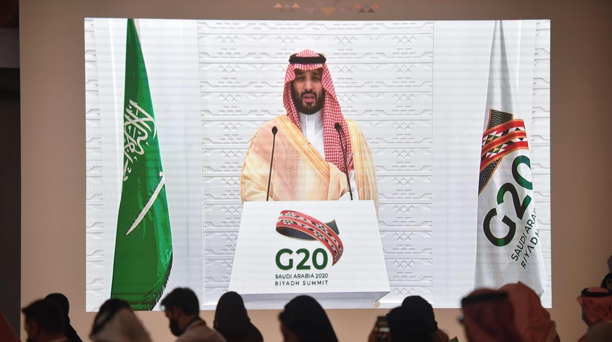 Representantes de los medios de comunicación sauditas y extranjeros escuchan al príncipe heredero de Arabia Saudita Mohammed bin Salman