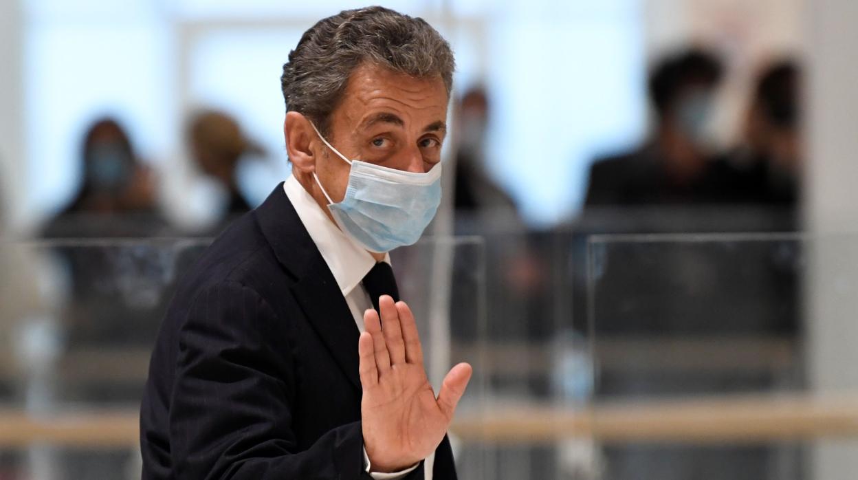 El expresidente Nicolas Sarkozy abandona la sala de vistas tras el aplazamiento del juicio