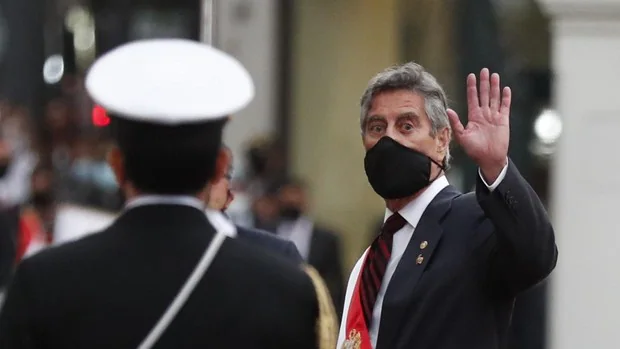 El Presidente de Perú destituye al comandante de la policía y 15 generales tras las protestas