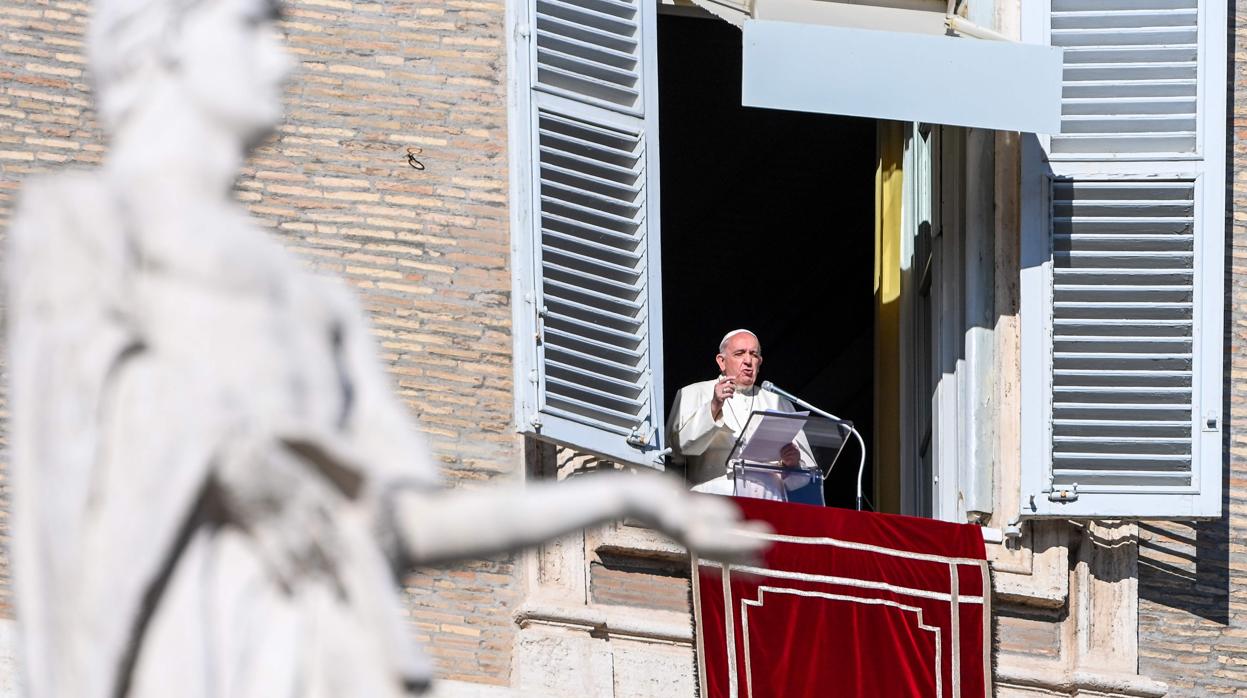 El Papa Francisco ofrece una misa en la plaza San Pedro