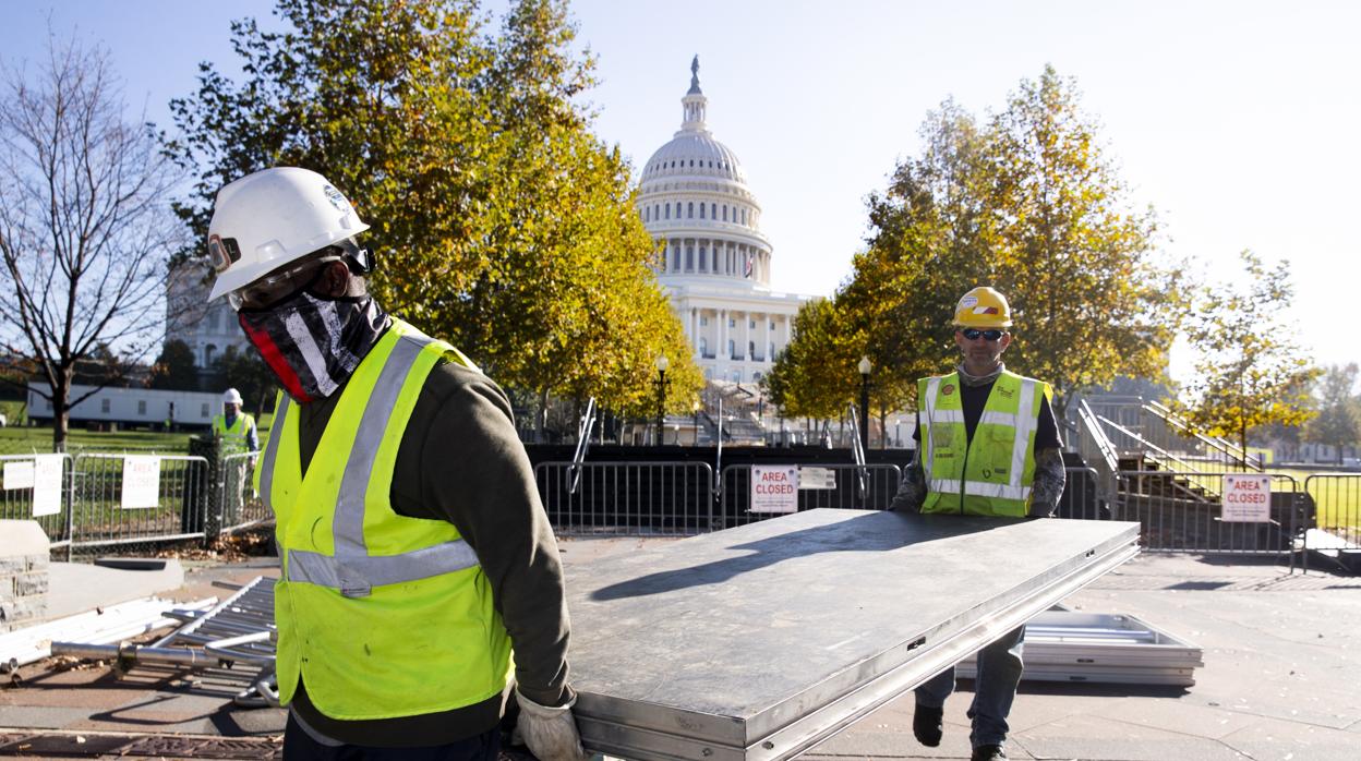 Los operarios ya han empezado a armar el escenario para la jura del nuevo presidente el 20 de enero