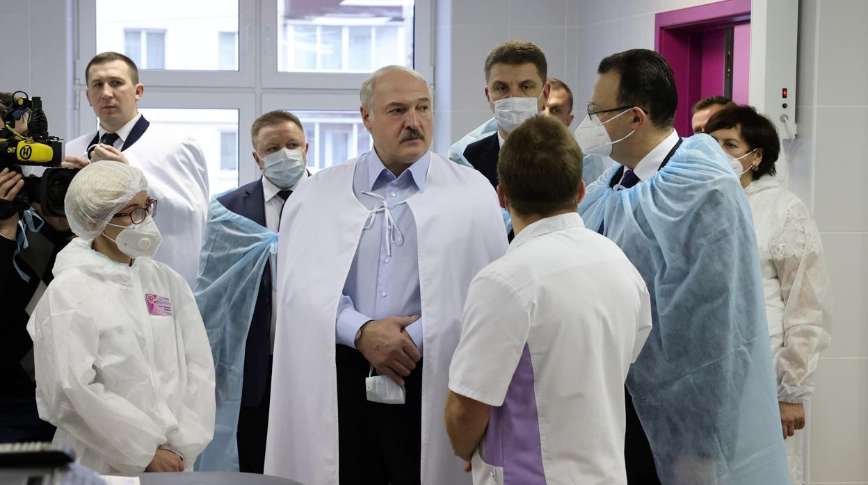 El presidente bielorruso, Alexánder Lukashenko, visita un centro de transfusión de sangre en Minsk