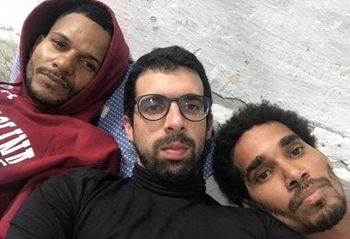 El periodista y escritor cubano, Manuel Álvarez (centro), junto a Maykel Castillo (izquierda) y Luis Manuel Otero Alcántara, tres de los miembros del Moviemiento San Isidro en huelga de hambre por el encarcelamiento de Denis Solis