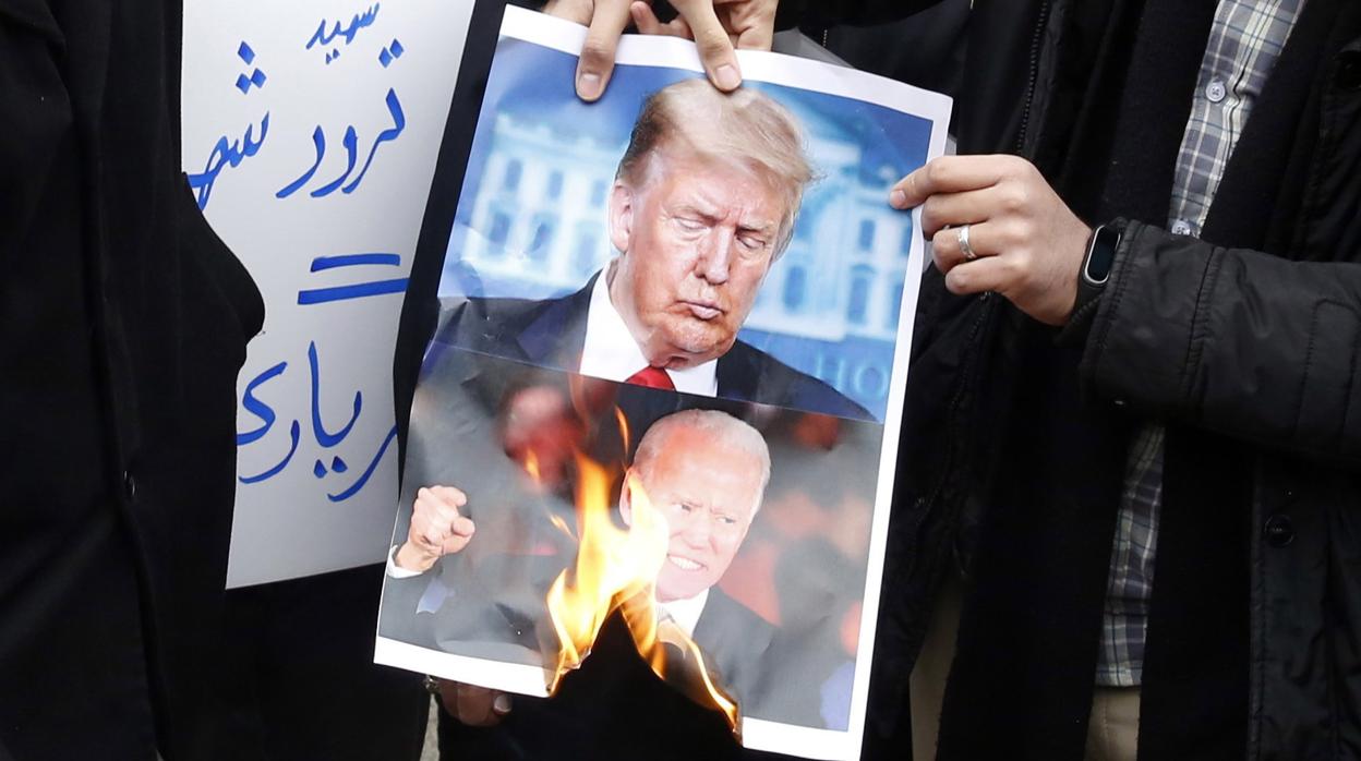 Manifestantes iraníes queman fotografías de Trump y Biden en Teherán