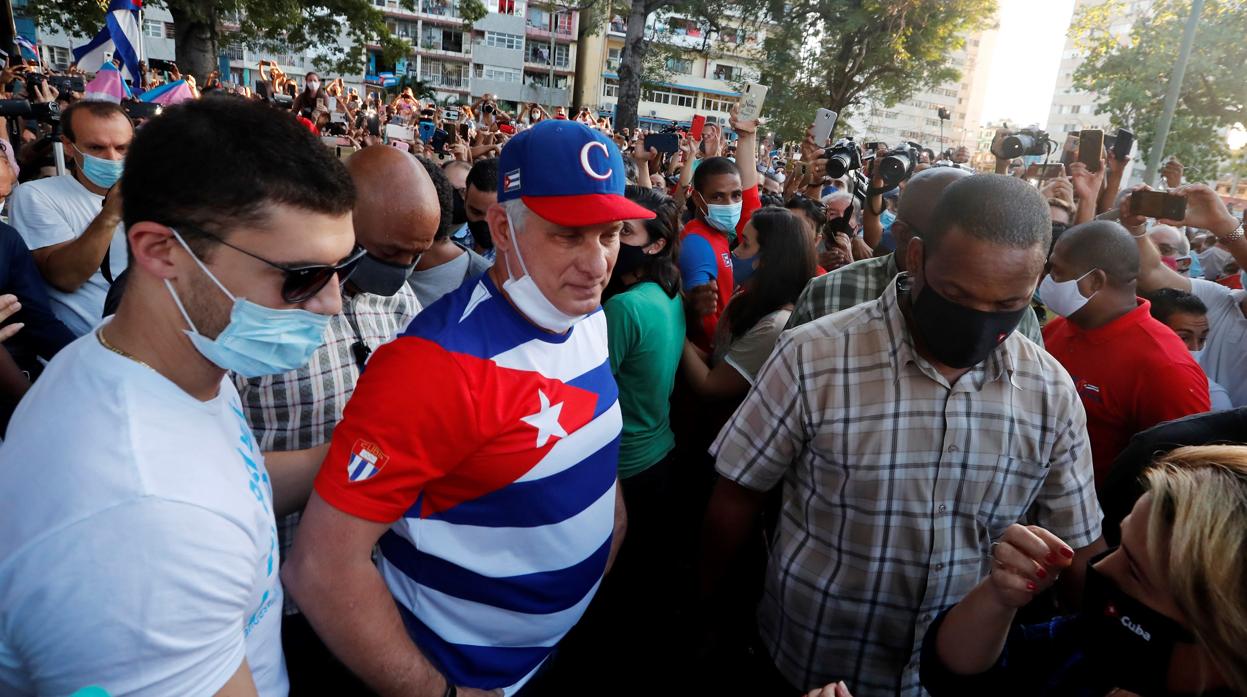 El presidente Miguel Díaz-Canel participó el domingo en una manifestación para condenar el apoyo mediático al Movimiento San Isidro, acosado por el régimen cubano