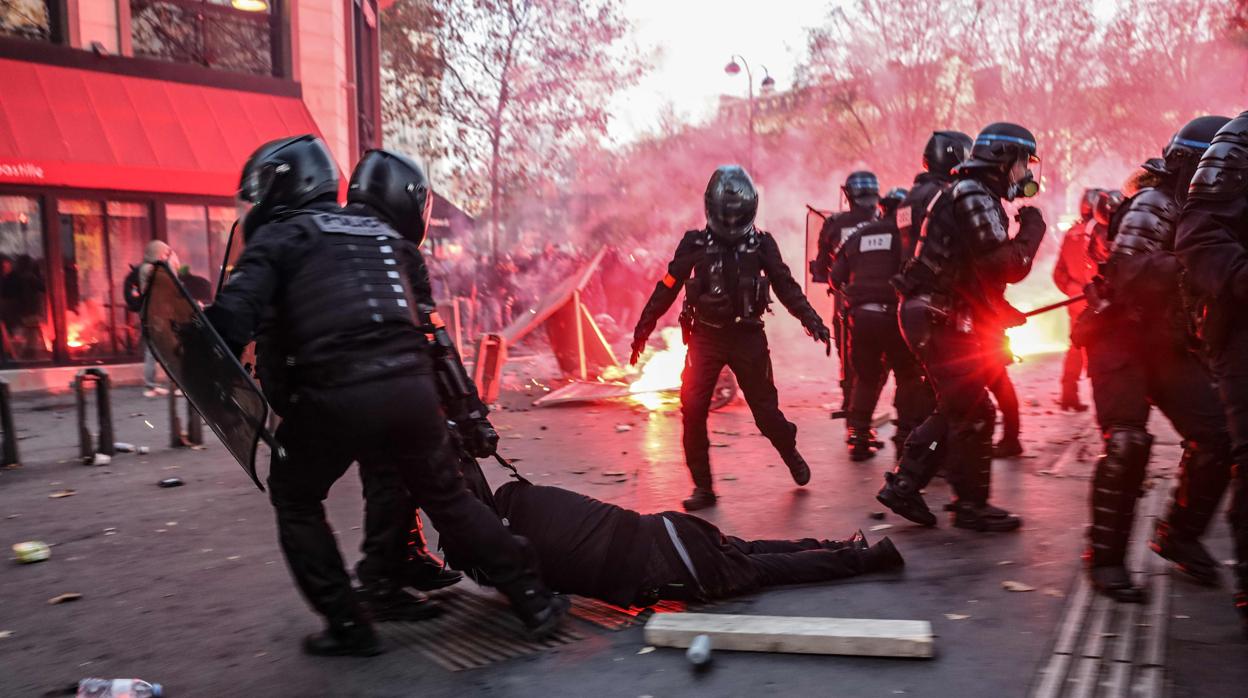 La policía francesa arrastra a un hombre durante las protestas este fin de semana