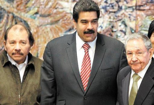 De izquierda a derecha, Daniel Ortega, Nicolás Maduro y Raúl Castro
