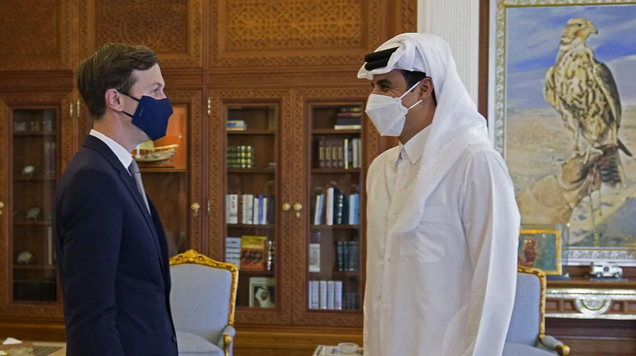 Kushner durante su encuentro con el emir de Catar