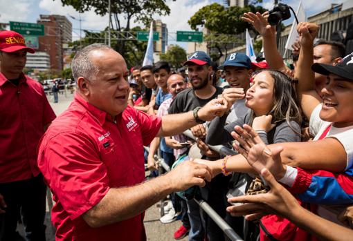 Militares torturadores, sancionados y un «showman», entre los candidatos de Maduro