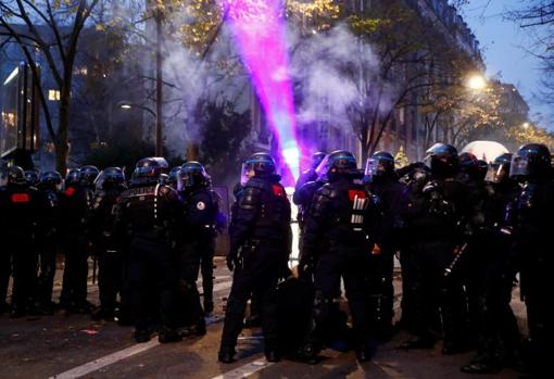 Agentes de policía hacen frente a los manifestantes en la capital francesa