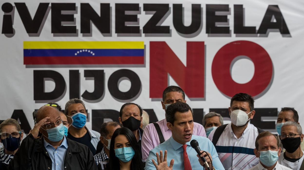 Rueda de prensa de Guaidó después de la farsa electoral del domingo