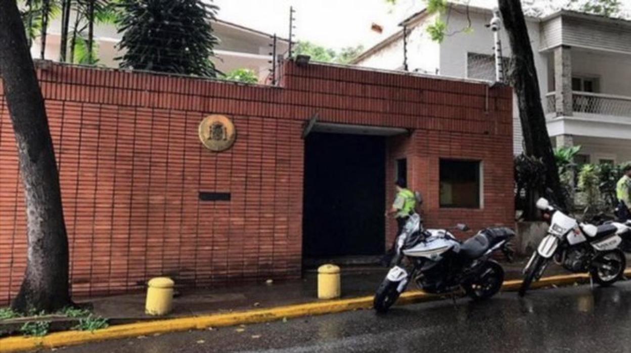 Exterior de la Embajada de España en Caracas