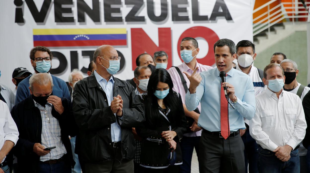 Juan Guaidó con otros líderes políticos impulsan la consulta popular