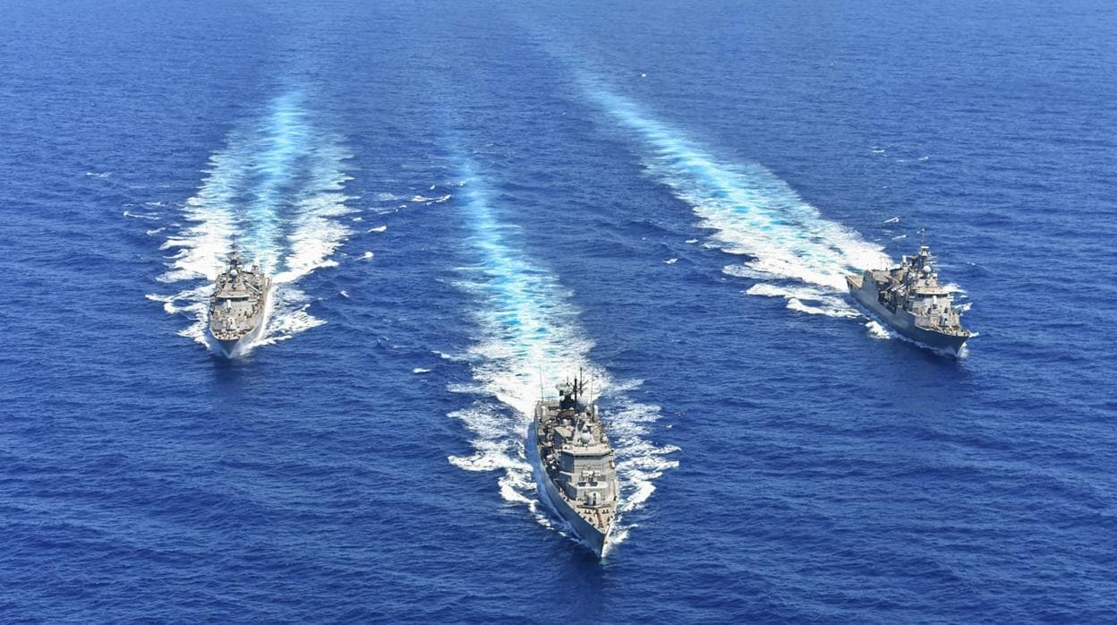 Barcos de la Armada helénica participando en un ejercicio militar en el Mar Mediterráneo oriental