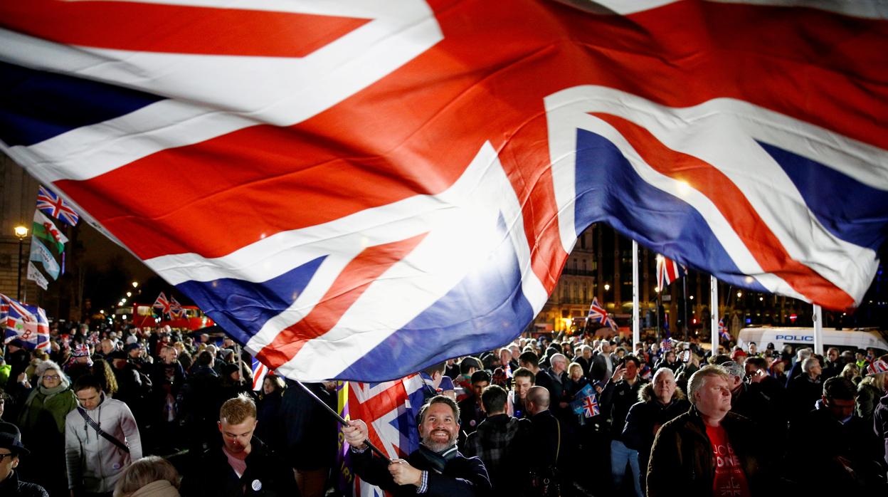 Un hombre sujeta una bandera del Reino Unido