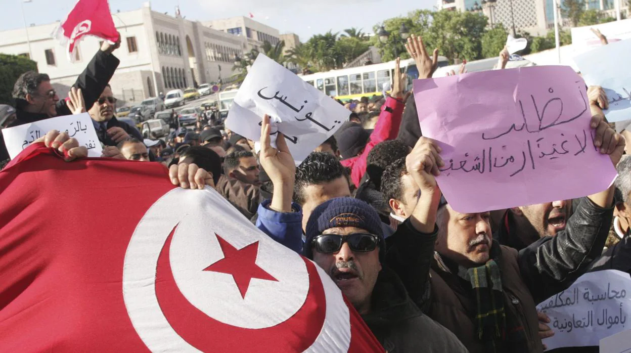 Foto de archivo de miles de manifestantes, algunos de ellos policías, protestan frente al Palacio del Gobierno en la capital de Túnez