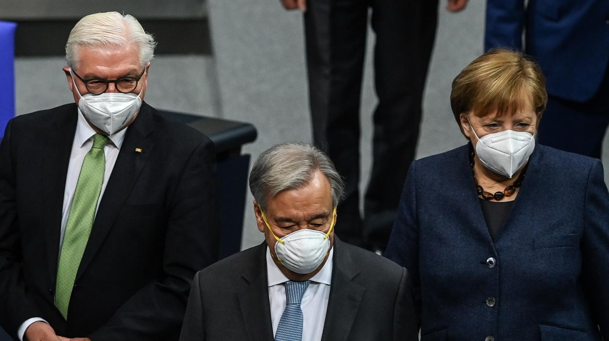 El presidente alemán Frank-Walter Steinmeier, el secretario general Antonio Guterres y la canciller alemana Angela Merkel llegan al Parlamento alemán