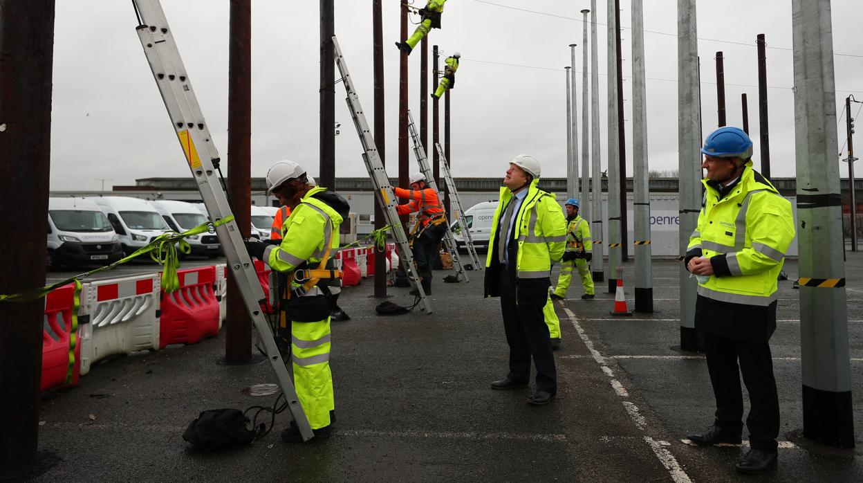 Johnson visita un complejo industrial en Mánchester