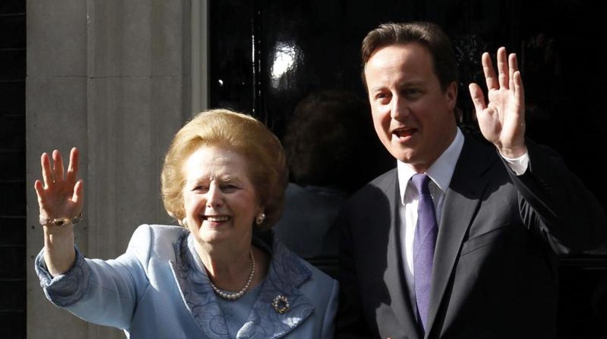 David Cameron recibe a Margaret Thatcher en Downing Street en 2010