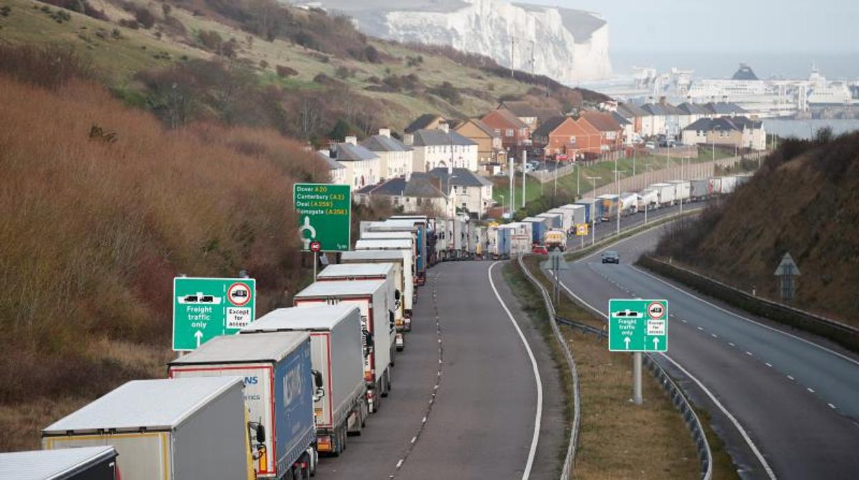 Decenas de camiones hacen cola para entrar en el Eurotúnel en Folkeston