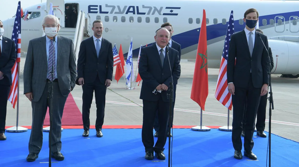 Jared Kushner, a la derecha de la imagen, en el aeropuerto Ben Gurion antes del vuelo a Rabat