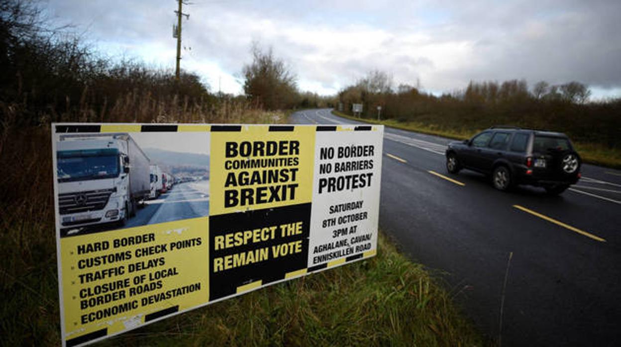 Carteles de protesta en la frontera entre las dos Irlandas