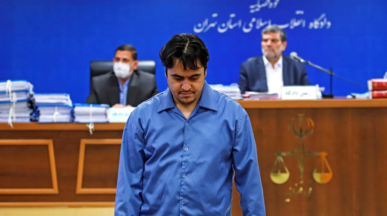 El periodista Ruholá Zam durante su juicio, antes de ser ahorcado en Irán