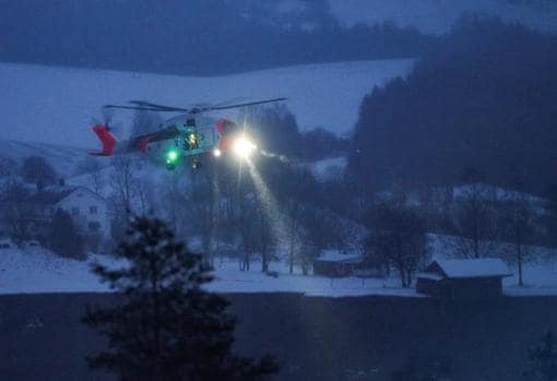 Un helicóptero de salvamento sobrevuela la zona afectada
