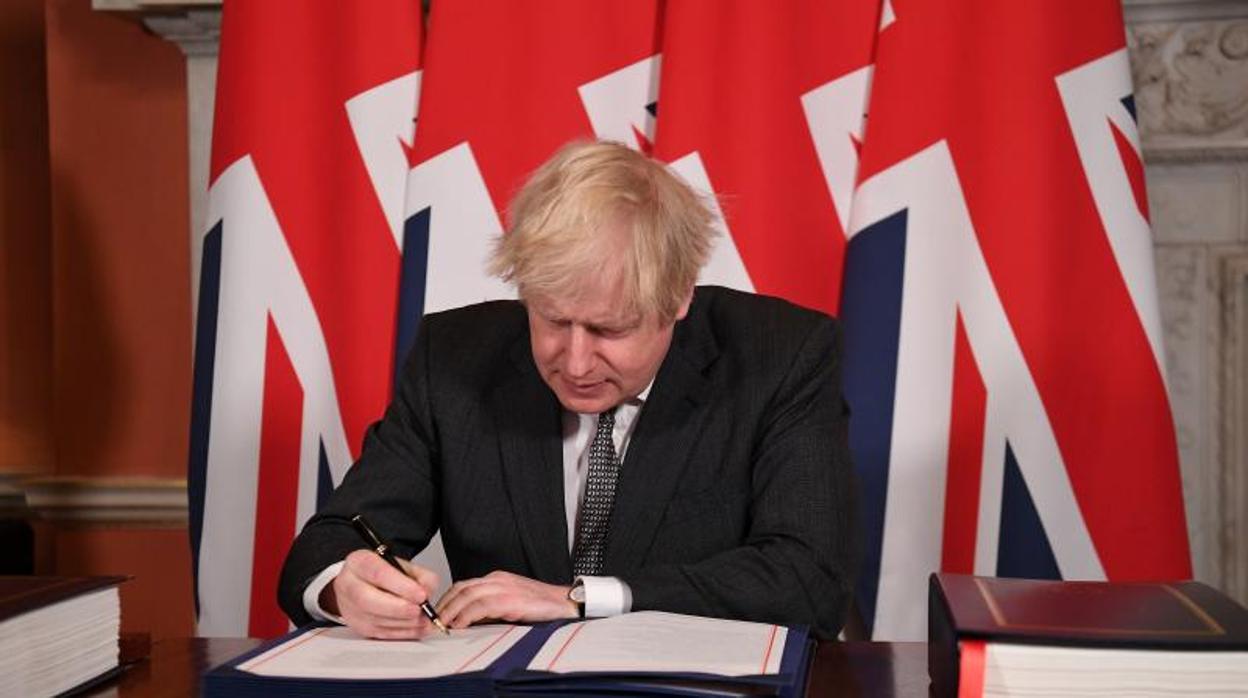 Boris Johnson firma el acuerdo con la UE en Downing Street