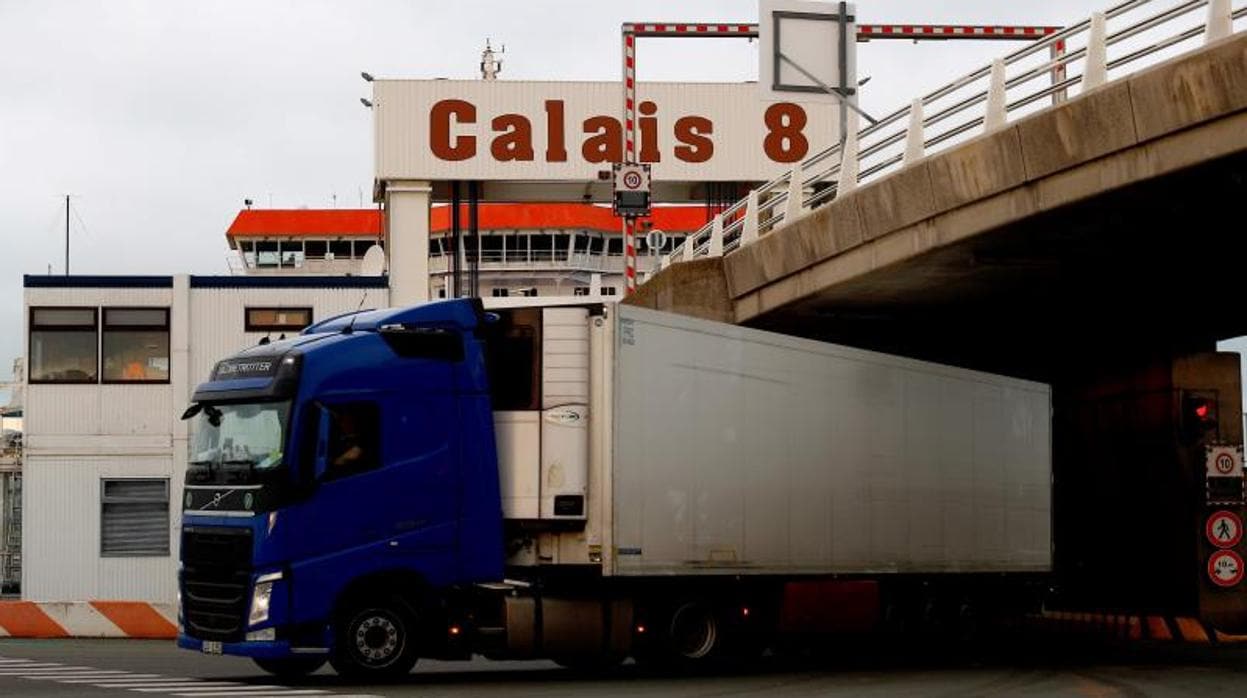 Un camión llega al puerto de Calais procedent del Reino Unido