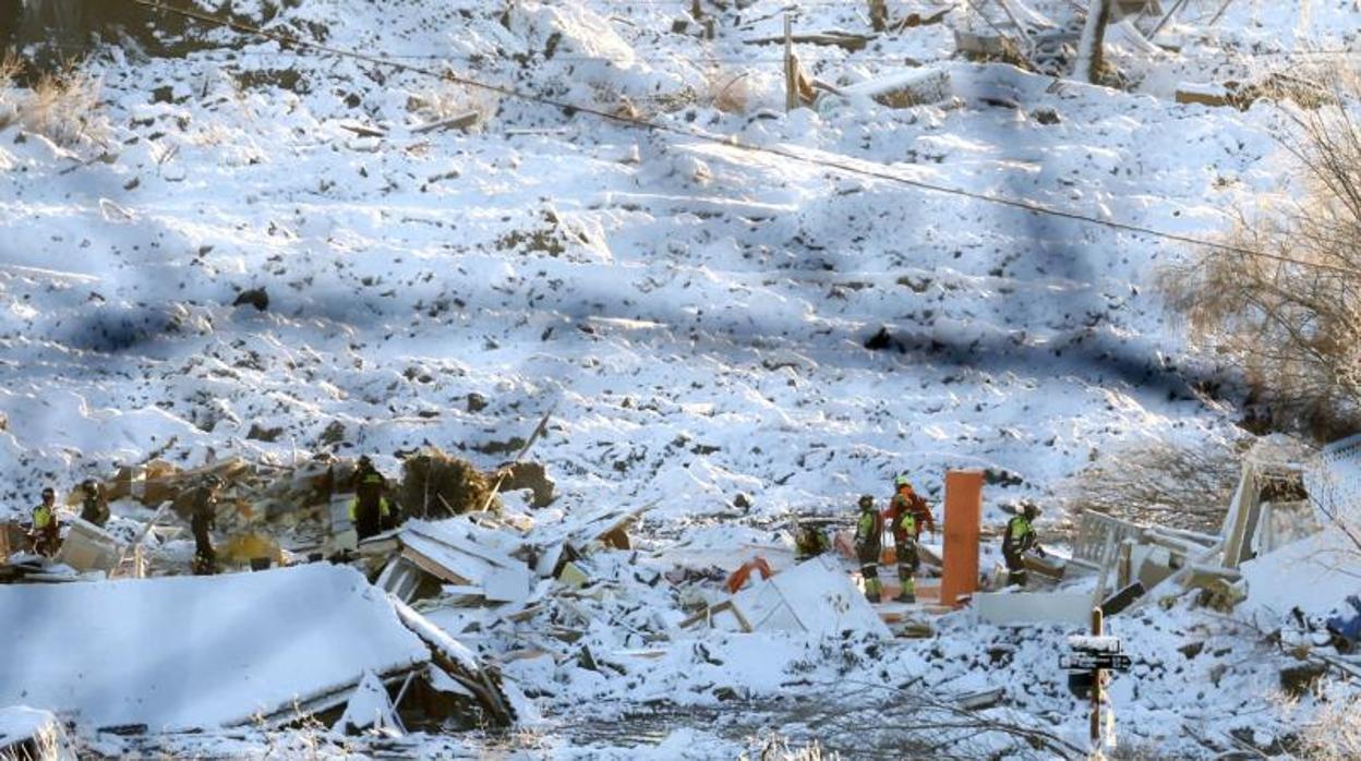 Los equipos de rescate buscan cuerpos bajo la nieve y la tierra tras el suceso en Ask