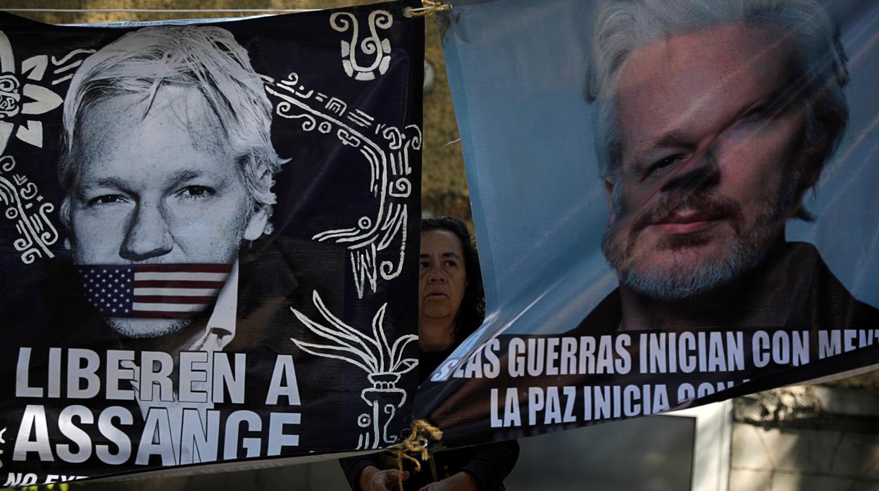 Pancartas con el rostro del fundador de WikiLeaks, Julian Assange