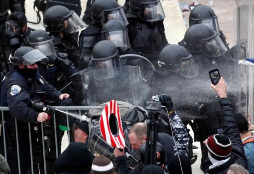 Agentes antidisturbios tratan de dispersar a los manifestantes frente al Capitolio