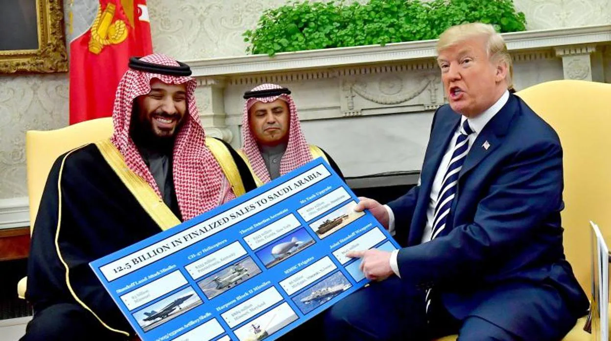 Donald Trump, presidente saliente de EE.UU., en una imagen de archivo junto al príncipe heredero de Arabia Saudí, Mohamed Bin Salman